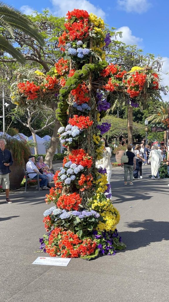 Cruz adornada con flores frescas en Santa Cruz de Tenerife