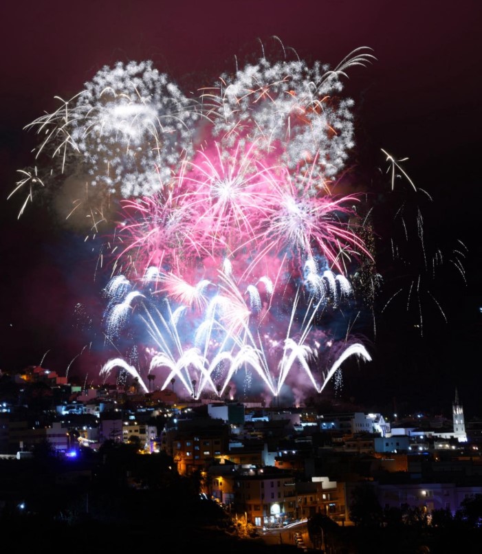 Espectáculo pirotécnico durante la noche del 3 de mayo en Los Realejos